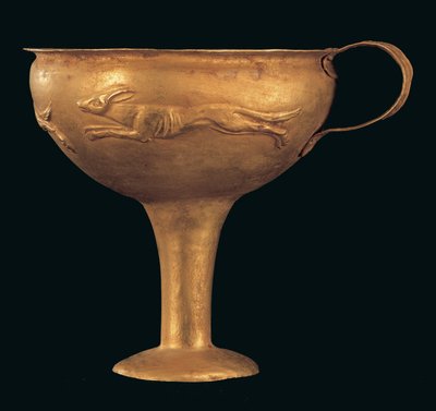 Eenhandige kylix met repousse decoratie van een hondenjacht, Late Helladische IIB-IIIA 1 Periode door Mycenaean